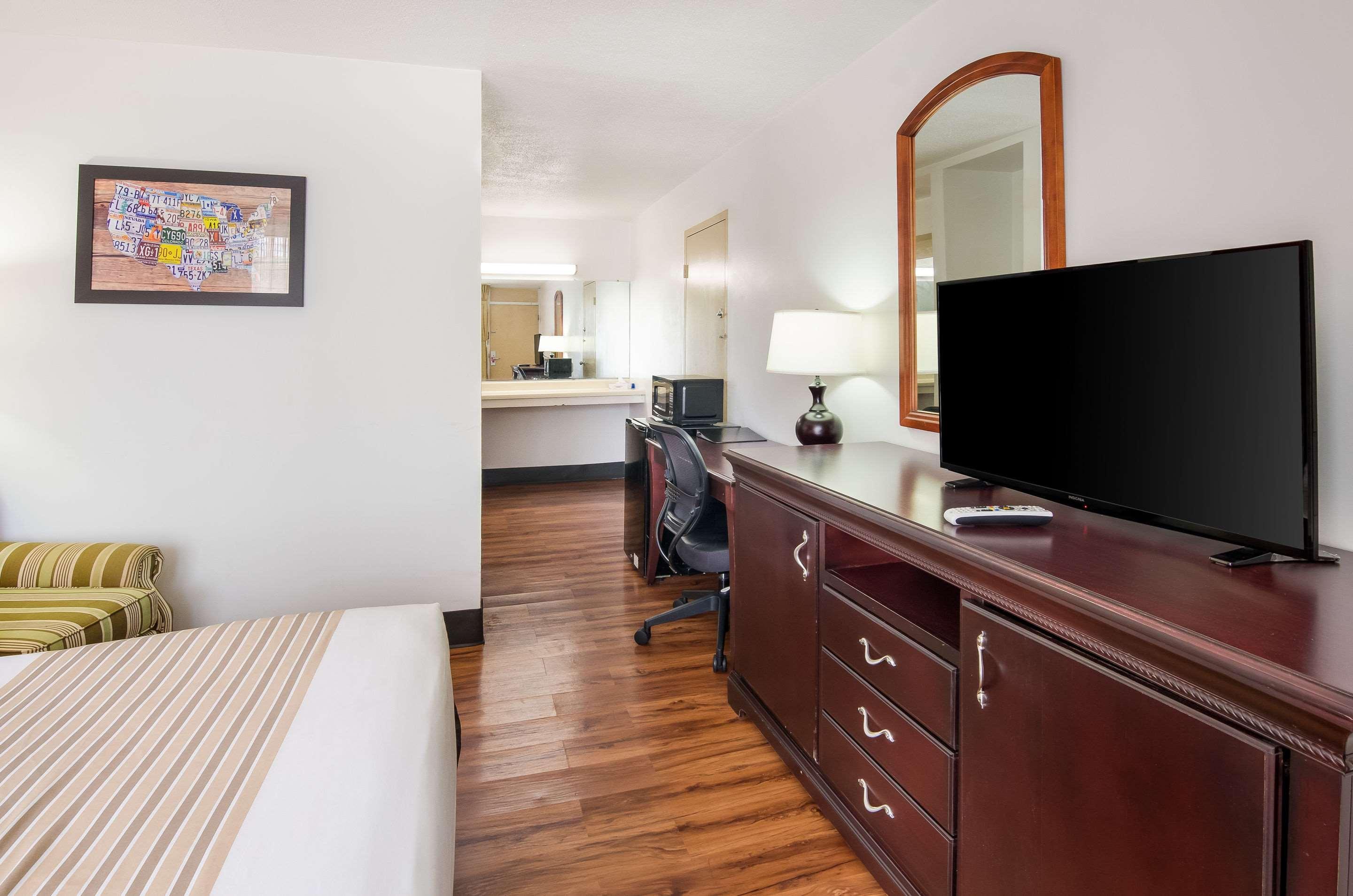 Lodge Econo I-81 *