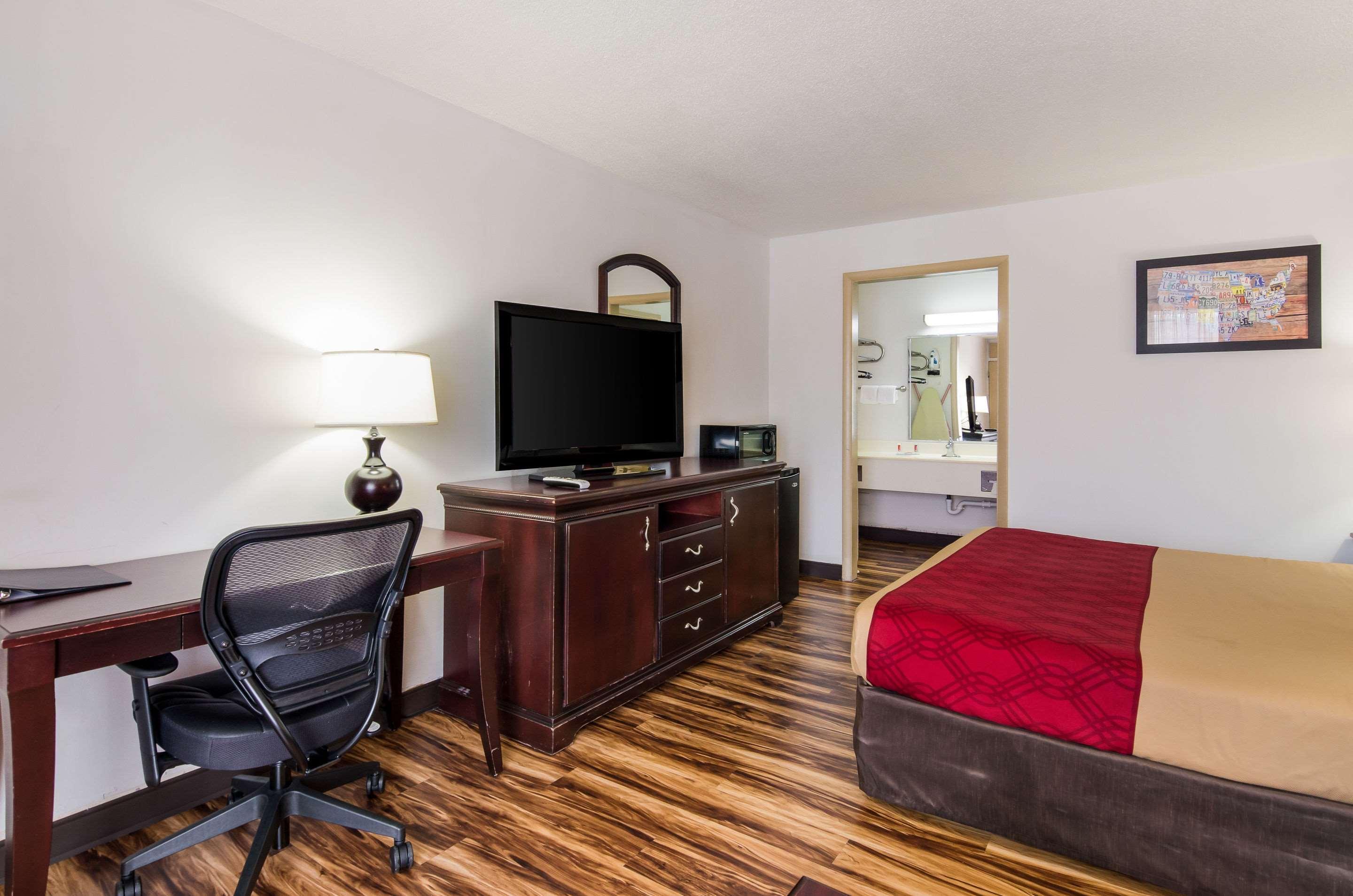 Lodge Econo I-81 *