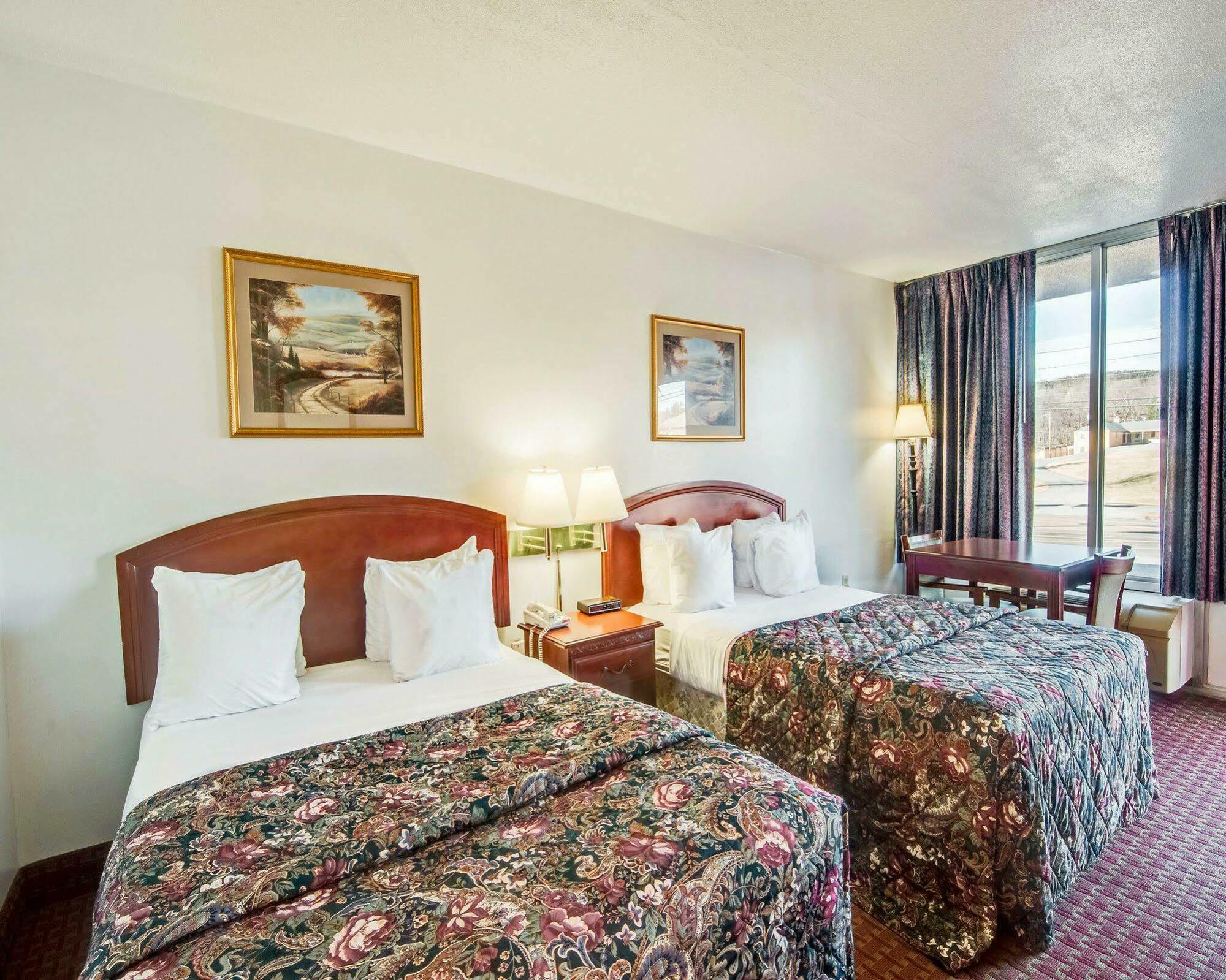 Lodge Econo I-81 *